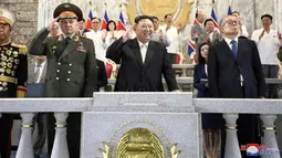 Seperti dilansir Reuters, Jumat (28/7/2023), Pemimpin Korea Utara Kim Jong Un mengawasi langsung parade militer itu, yang juga disaksikan oleh delegasi asing dari Rusia dan China. (Korean Central News Agency/Korea News Service via AP)