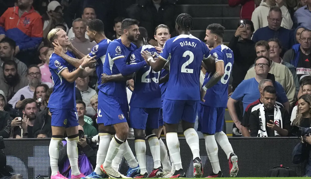 Selebrasi pemain Chelsea setelah Armando Broja mencetak gol kedua ke gawang Fulham dalam pertandingan pekan ketujuh Premier League 2023/2024 yang digelar di Craven Cottage, Selasa (3/10/2023) dini hari WIB. (AP Photo/Kin Cheung)