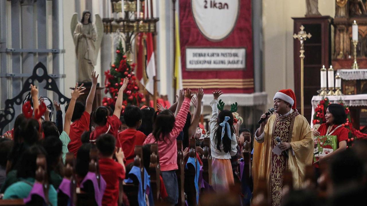 Keceriaan Anak-Anak Ikuti Misa Natal di Gereja Katedral Jakarta