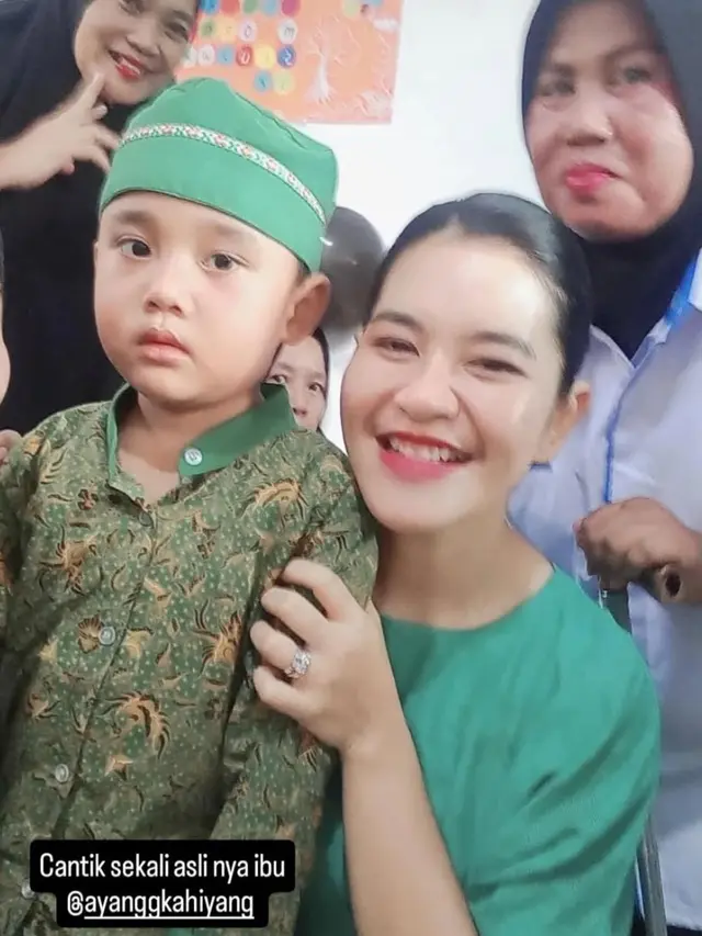 Wajah Natural Kahiyang Ayu Tertangkap Kamera Warga saat Kunjungan ke TK.  [@yodahlahh]