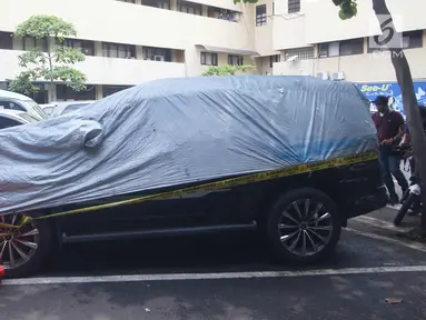Wartawan memotret mobil yang digunakan Ketua DPR Setya Novanto saat terlibat kecelakaan di Ditlantas Polda Metro Jaya, Jakarta, Jumat (17/11). Akibat kejadian tersebut, Setnov harus dirawat di RS Medika Permata Hijau. (Liputan6.com/Immanuel Antonius)