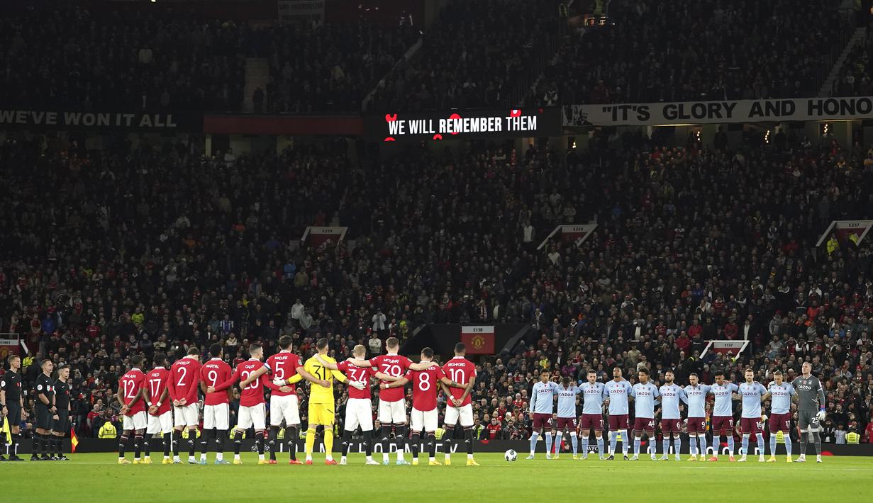 Kedua tim tidak diperkuat beberapa pemain yang tampil di laga sebelumnya. Manchester United tidak diperkuat David De Gea dan Cristiano Ronaldo, sementara Aston Villa tampil tanpa kiper utama mereka, Emiliano Martinez. Tidak ada gol yang tercipta hingga babak pertama usai. (AP/Dave Thompson)