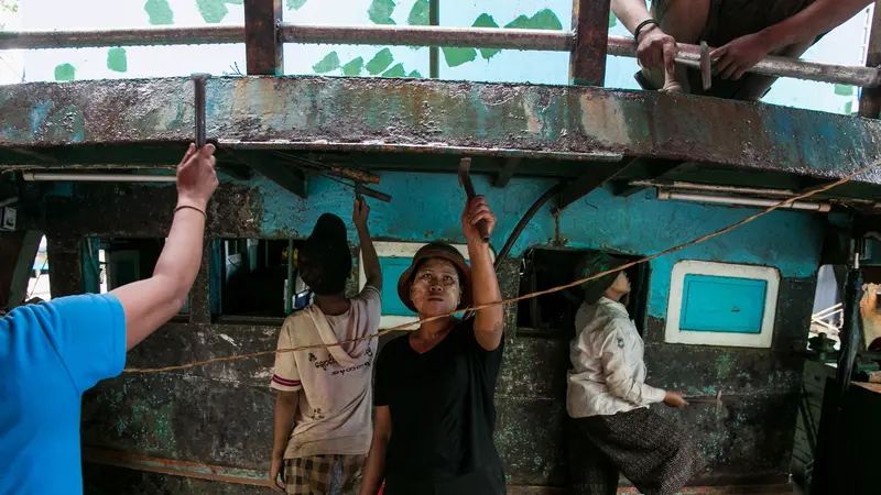 Menengok Tempat Perbaikan Kapal Nelayan di Myanmar