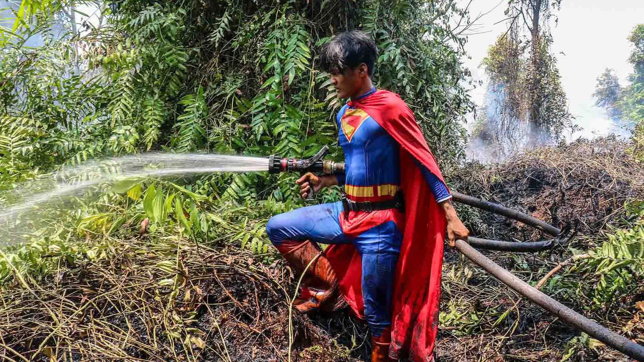 Superman Muncul di Tengah Kebakaran Lahan Palangkaraya