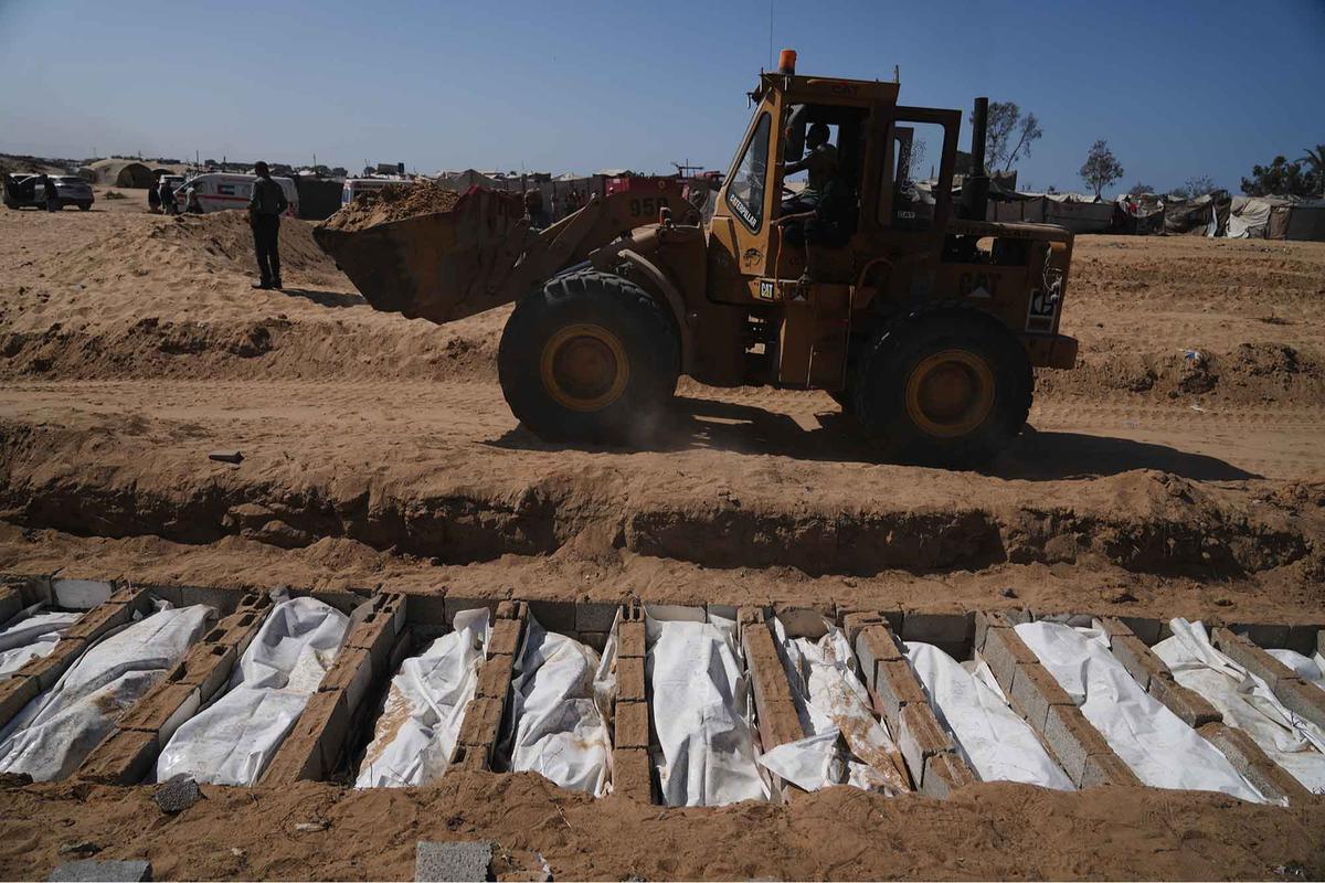 FOTO: Pemakaman Massal Warga Palestina yang Ditahan Israel di Gaza