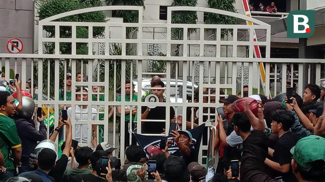 FOTO Bonek menyambut skuad Persebaya