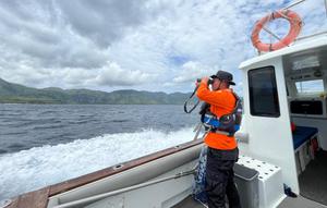 Tim SAR Gabungan melakukan pencarian terhadap WNA Spanyol korban tenggelam KM Putri Sakinah di Labuan Bajo, NTT. (Liputan6.com/Ola Keda)