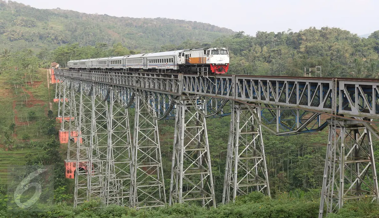 <p>Kereta melintasi Jembatan Cikubang, Cipatat, Kabupaten Bandung Barat, 5 Juli 2016. Pemandangan struktur jembatan yang melayang diantara perbukitan ini kerap membuat wisatawan berhenti sejenak untuk menyaksikan keindahannya (Liputan6.com/Immanuel Antonius)</p>