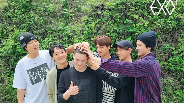 EXO melepas Suho wamil. (SM Entertainment via Soompi)