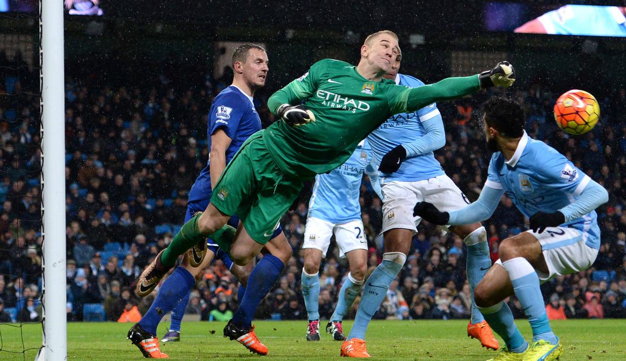 Kiper Manchester City, Joe Hart (tengah) menghalau bola dari kejaran pemain Everton pada lanjutan Liga Premier Inggris di Stadion Etihad, Manchester, Kamis (14/1/2016) dini hari WIB. (AFP Photo/Oli Scarff)