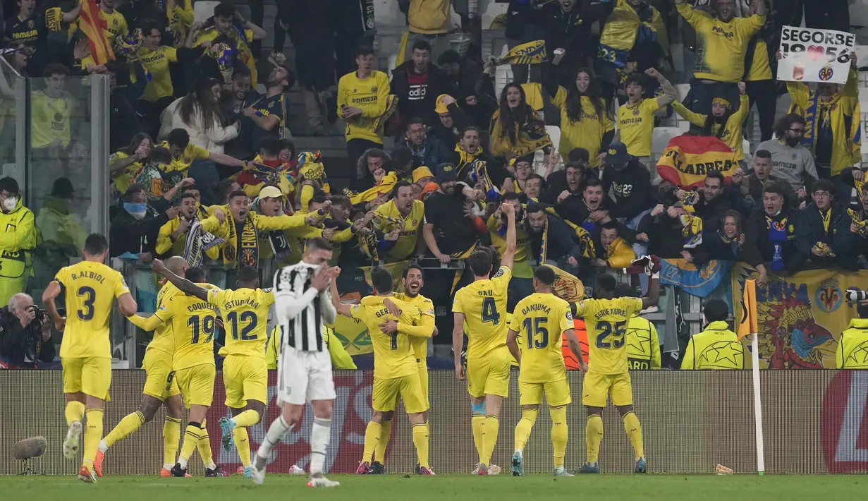 Bek Juventus, Mattia De Sciglio tertenduk setelah pemain Villareal Gerard mencetak gol pada pertandingan leg kedua babak 16 besar Liga Champions di stadion Allianz di Turin, Italia, Kamis (17/3/2022).  Dengan hasil ini, Villarreal berhak lolos ke babak perempat final Liga Champions. (AP Photo/Antoni