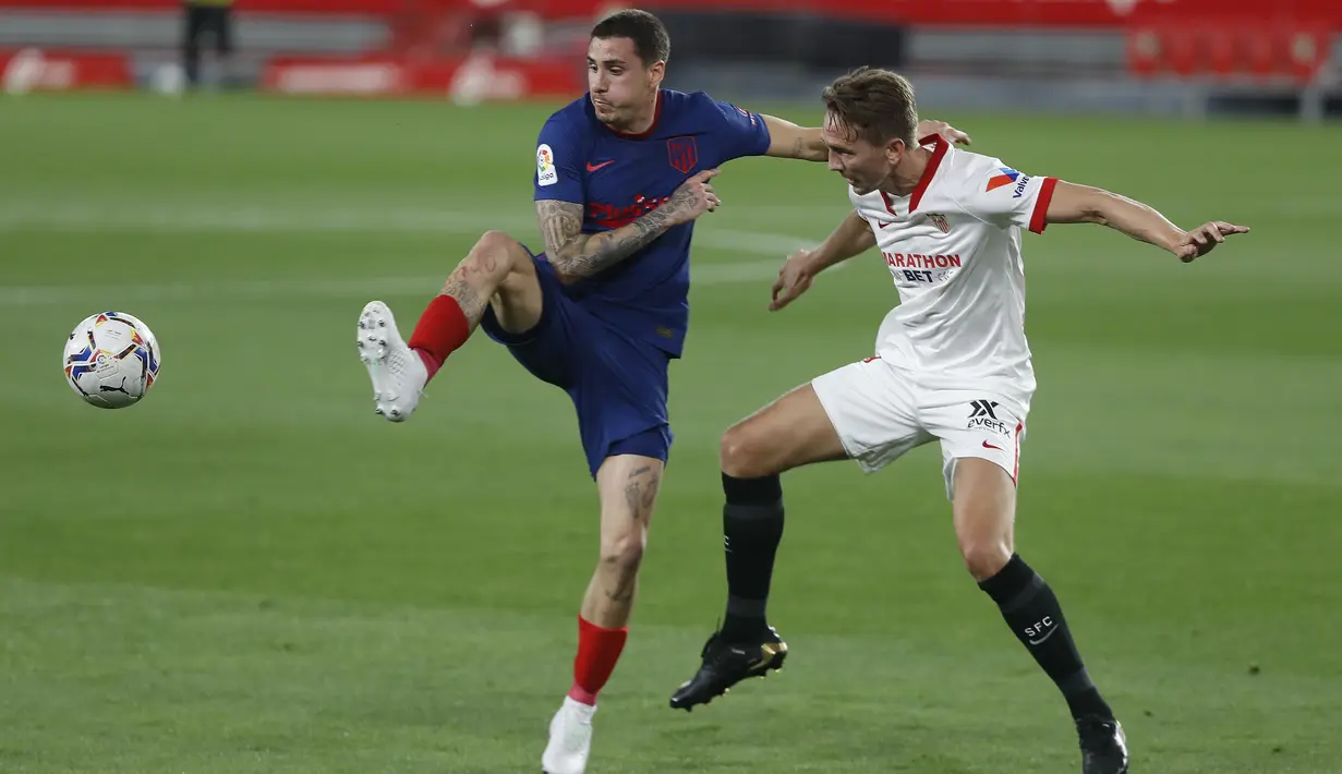 Bek Atletico Madrid, Jose Gimenez dan penyerang Sevilla, Luuk de Jong berebut bola pada pekan ke-29 Liga Spanyol di Wanda Metropolitano, Madrid, Senin (5/4/2021) dini hari WIB. Tandang ke markas Sevilla, Atletico Madrid kalah dengan skor 0-1. (AP Photo/Angel Fernandez)