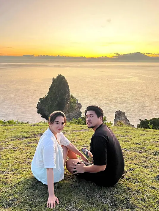 Kerap mendampingi suami dalam urusan pekerjaan, pasangan ini pun tetap memiliki waktu untuk traveling bareng. Dalam berbagai kesempatan keduanya pun kerap tampil mesra saat liburan bersama. Tidak jarang banyak momen romantis pun keduanya abadikan. (Liputan6.com/IG/@natasharatulangi)