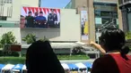 Warga menyaksikan prosesi pelantikan Presiden dan Wakil Presiden terpilih 2024-2029, Prabowo Subianto-Gibran Rakabuming Raka dari layar videotron di kawasan Bundaran Hotel Indonesia, Jakarta, Minggu (20/10/2024). (merdeka.com/Arie Basuki)
