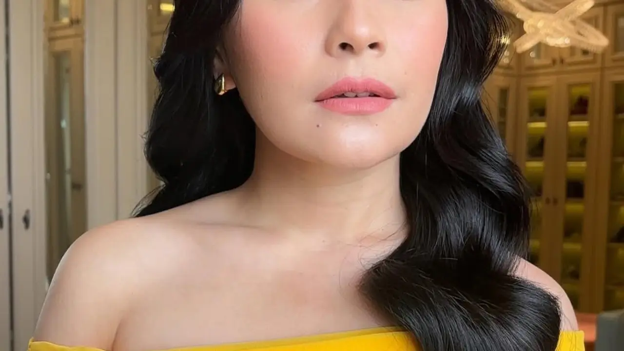 Bak Princess Belle, Prilly Latuconsina Tampil Memesona dengan Gaun Kuning dan Riasan Natural dari Implora