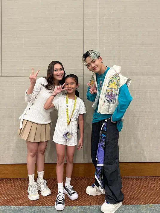 Kompaknya penampilan Ayu Ting Ting dan Bilqis saat bertemu idola mereka. Bertemu para member TREASURE, Ayu Ting Ting tampil manis dengan atasan sweater putih, dipadu mini pleated skirt cokelat, kaus kaki dan sneakers putih. [Foto: Instagram/ayutingting92]