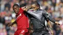 Gelandang Liverpool, Georginio Wijnaldum, menarik baju gelandang Crystal Palace, Jason Puncheon, pada laga Premier League di Stadion Anfield, Sabtu (19/8/2017). Liverpool menang 1-0 atas Crystal Palace. (AP/Martin Rickett)