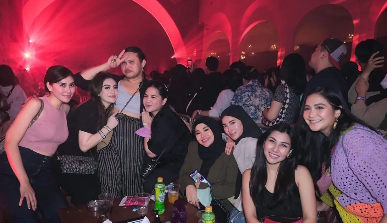 Syahnaz kompak bersama kakak dan ipar perempuannya menghadiri acara konser. Syahnaz tampil mengenakan atasan tanpa lengan berwarna merah muda, Nisya mengenakan atasan tanpa lengan berwarna hitam, Caca mengenakan sweater rajut berwarna ungu, sedangkan Gigi tampil dengan atasan hitam lengan pendek. Foto: Instagram.