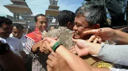 Jokowi disambut antusias oleh warga sekitar dan Jokowi dikalungkan selendang atau ulos atau Uis Gara dalam bahasa Karo berwarna kemerahan, Sumatera Utara, Selasa (10/6/2014) (Liputan6.com/Herman Zakharia)