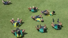 Para pemain Timnas Indonesia U-19 melakukan pendinginan saat latihan di Lapangan ABC Senayan, Senin (19/2/2018). Pemusatan latihan Timnas Indonesia akan digelar selama satu pekan, yakni 18-25 Februari 2018. (Bola.com/Vitalis Yogi Trisna)