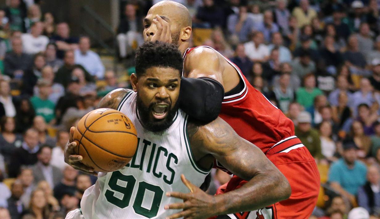 Pemain Chicago Bulls, Taj Gibson #22 berusaha menahan laju pemain ooston Celtics, Amir Johnson #90 pada laga NBA basketball game di TD Garden, Boston, (2/11/2016). Boston menang 107-100. (Maddie Meyer/Getty Images/AFP)