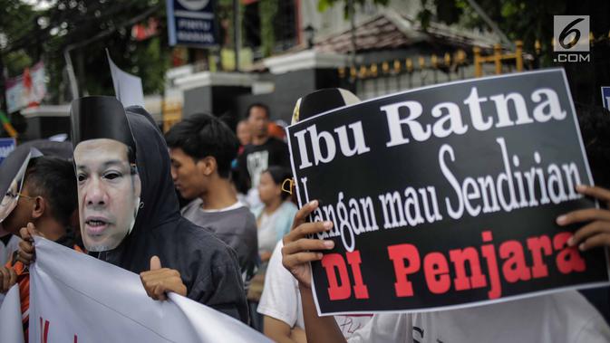 Massa yang mengatasnamakan Gerbang (Gerakan Anak Bangsa) menggelar unjuk rasa di depan PN Jakarta Selatan, Selasa (19/3). Dalam aksinya, mereka meminta Ratna Sarumpaet membongkar aktor intelektual dalam penyebaran hoaks. (Liputan6.com/Faizal Fanani)