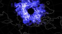 Citra satelit komposit ini, yang berpusat di Kutub Utara, menunjukkan fenomena indah dari awan noctilucent yang sedang beraksi. (NASA)
