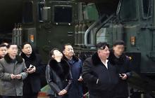 FOTO: Momen Kim Jong-un Ajak Putrinya Tinjau Pabrik Produksi Kendaraan Peluncur Rudal di Lokasi Rahasia