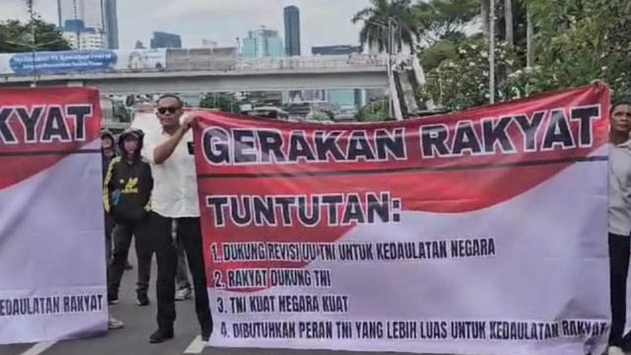 Massa Dukung RUU TNI Gelar Aksi Simpatik di Depan DPR, Bawa Empat Tuntutan
