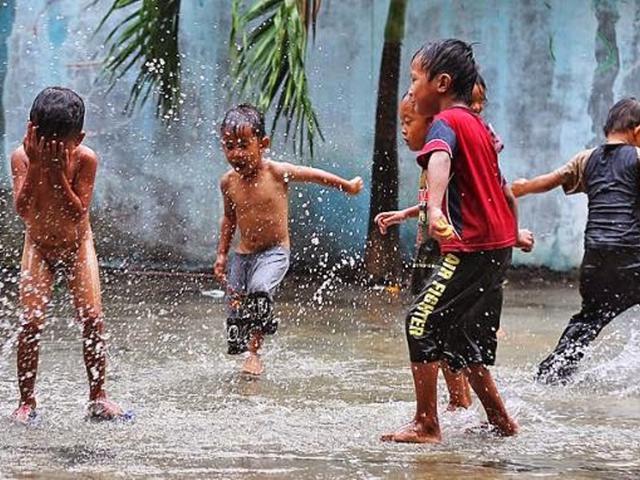 Anak Mau Mandi Hujan Ortu Harus Perhatikan 5 Rambu Ini Dulu Health Liputan6 Com