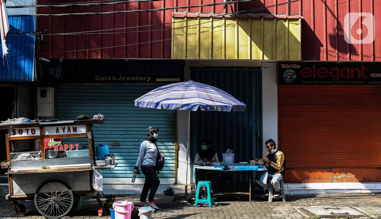 Warga menikmati makanan saat PPKM Level 4 di Jakarta, Minggu (1/8/2021). Bukan saja kasus aktif yang turun, kasus pemakaman dengan Prokes juga turun saat ini menurut Anies, kematian akibat Covid-19 hanya 100-200 per hari. (Liputan6.com/Johan Tallo)