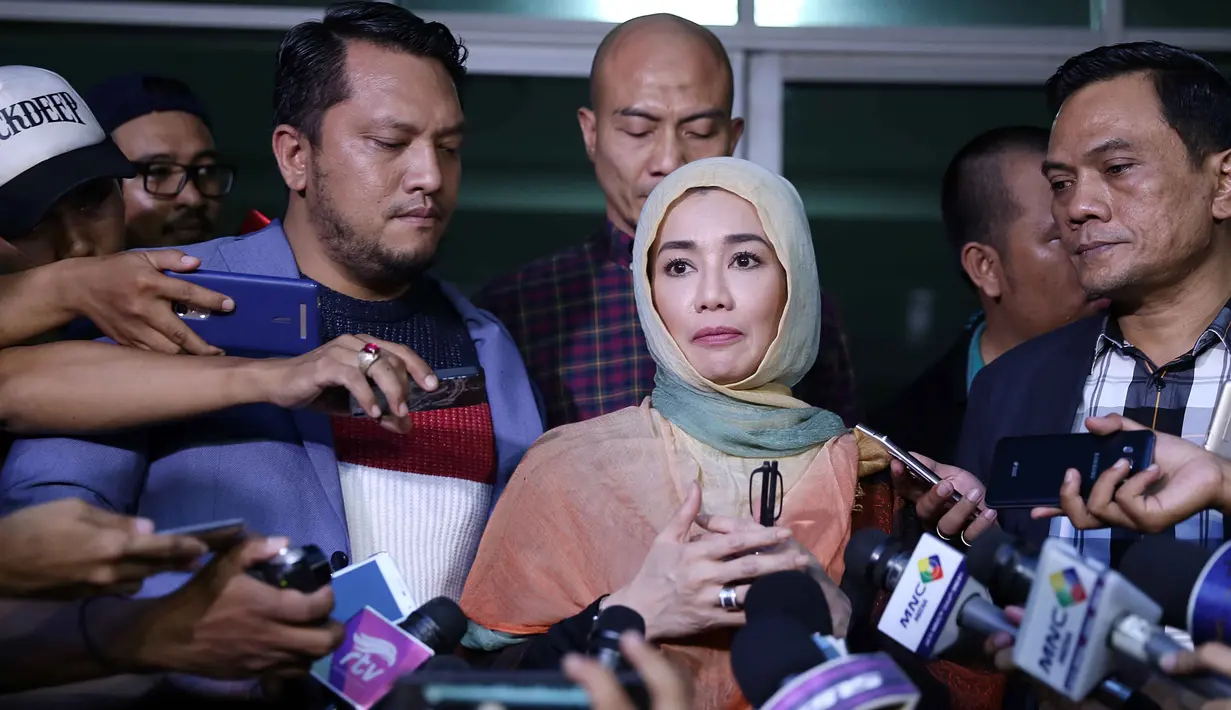 Merasa tertipu dengan guru spiritualnya, Reza Artamevia melaporkannya ke Polda Metro Jaya. Jumat (7/10/2016) didampingi kuasa hukumnya, Ramdan Alamsyah mendatangi ke Sentra Pelayanan Kepolisian (SPK) Polda Metro Jaya. (Nurwahyunan/Bintang.com)