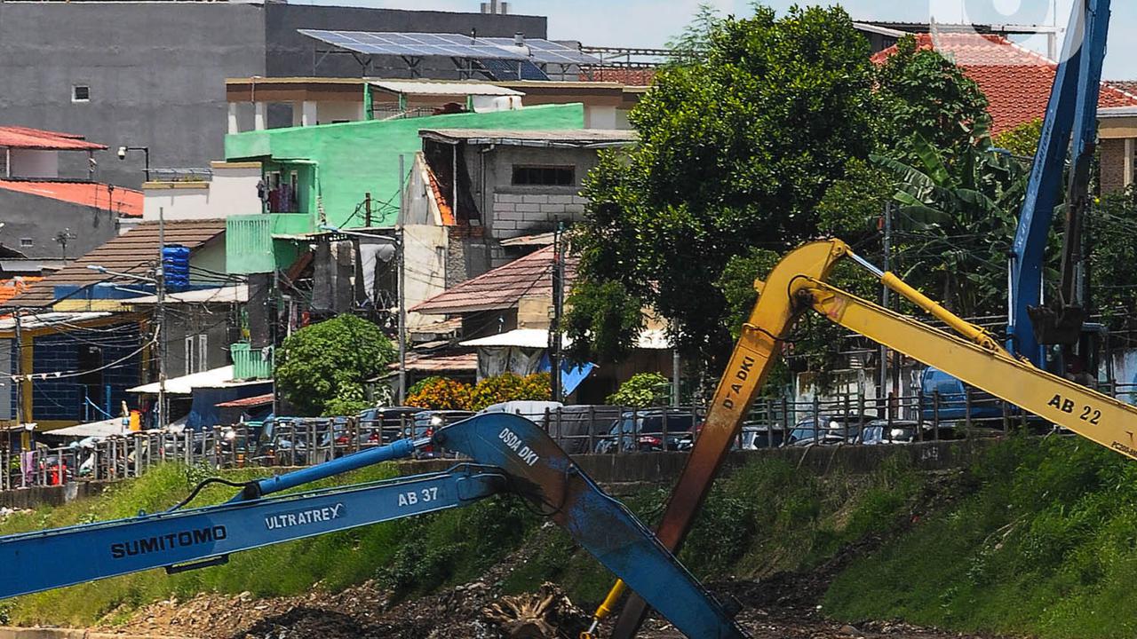 Pria Tanpa Identitas Ditemukan Mengambang di Kali Ciliwung, Ada Luka Lebam