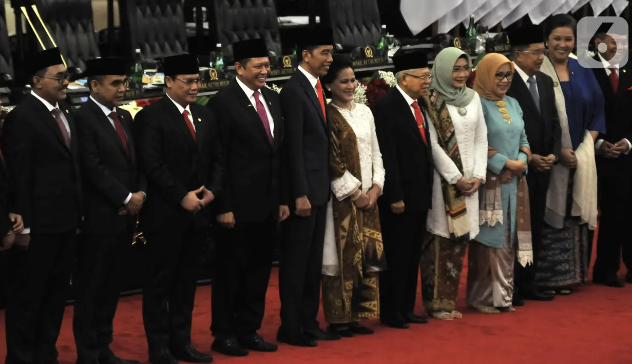 Joko Widodo atau Jokowi didampingi Ma'ruf Amin beserta istri foto bersama Pimpinan MPR usai resmi dilantik sebagai Presiden dan Wakil Presiden RI periode 2019-2024 di Gedung Nusantara, Jakarta, Minggu (20/10/2019). Jokowi dan Ma'ruf resmi menjadi Presiden dan Wapres RI. (merdeka.com/Iqbal Nugroho)