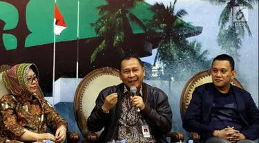 Irjen Kementerian Sosial Dadang Iskandar (tengah) bersama peneliti Lembaga Ilmu Pengetahuan Indonesia (LIPI) Siti Zuhro dan Anggota Komisi III Abdul Kadir Karding saat diskusi legislasi, Kompleks Parlemen, Jakarta, Selasa (9/10). (Liputan6.com/JohanTallo)