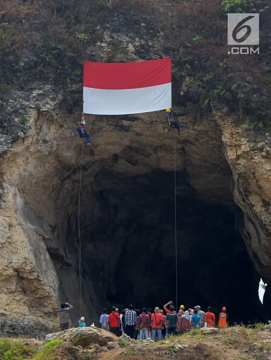 Pegiat alam bebas dan Kelompok Pecinta Lingkungan Gembala mengibarkan bendera merah putih pada HUT ke-74 RI di lokasi bekas tambang Tebing Arpam, Guha Tugu Gula, Klapanunggal, Kabupaten Bogor, Sabtu (17/8/2019). Upacara tersebut sebagai bentuk pelestarian kawasan karts. (merdeka.com/Imam Bukhori)