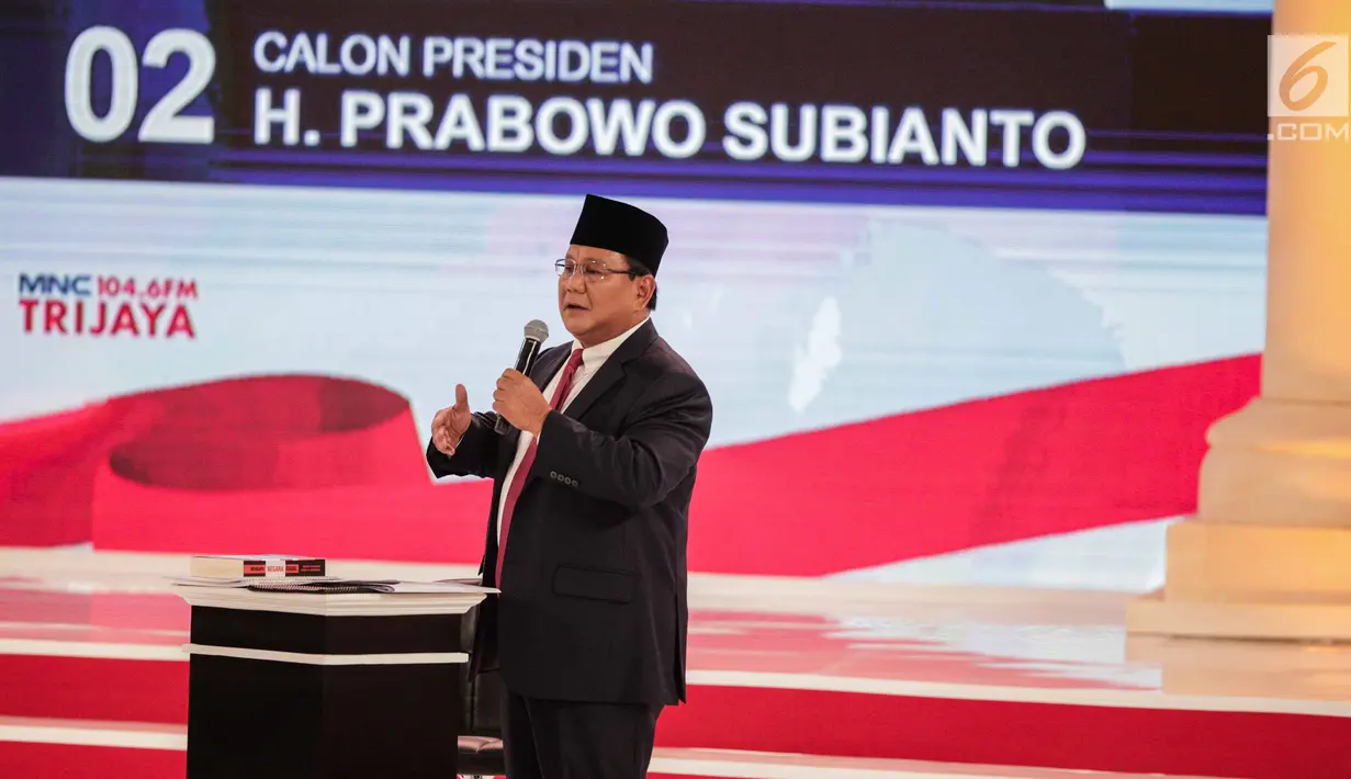 Calon presiden nomor urut 02 Prabowo Subianto memberi paparannya dalam debat kedua Pilpres 2019 di Hotel Sultan, Jakarta, Minggu (17/2). Semua pertanyaan dalam debat kedua ini dirahasiakan. (Liputan6.com/Faizal Fanani)