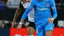 Gelandang  Valencia, Helder Costa (kiri) berusaha merebut bola dari gelandang Atletico Madrid, Yannick Ferreira-Carrasco selama pertandingan lanjutan La Liga Spanyol di stadion Mestalla di Valencia (8/11/2021). Valencia bermain imbang atas Atletico Madrid 3-3. (AFP/Jose Jordan)