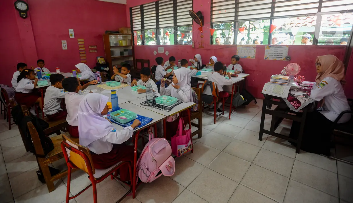 Berbagai skema itu, mulai dari memanfaatkan UMKM, warung-warung kecil, warteg, hingga catering-catering kecil, dalam pengadaan makanannya. (merdeka.com/Arie Basuki)