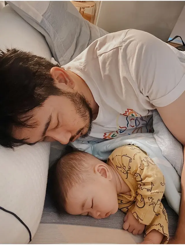 6 Seleb Pria Ini Pamer Muka Bantal saat Asuh Bayi, Ayah Idaman