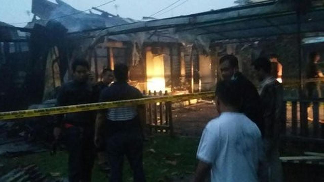 Genset korsleting, 4 rumah di Asrama Brimob Pekanbaru terbakar