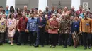 Presiden Jokowi dan Menlu Retno LP Marsudi berfoto dengan perwakilan RI di luar negeri usai membuka rapat kerja Kepala Perwakilan Republik Indonesia di Jakarta, Senin (12/2). Rapat kerja itu mengangkat tema Diplomasi Zaman Now. (Liputan6.com/Angga Yuniar)