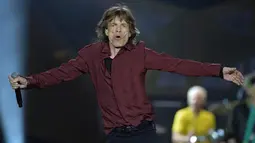 Band yang usianya sudah mencapai setengah abad ini tetap menghentak penggemarnya di setiap pertunjukkan mereka.Foto diambil saat konser di Swedia, Juli 2014. (AFP Photo/Anders Wiklund)