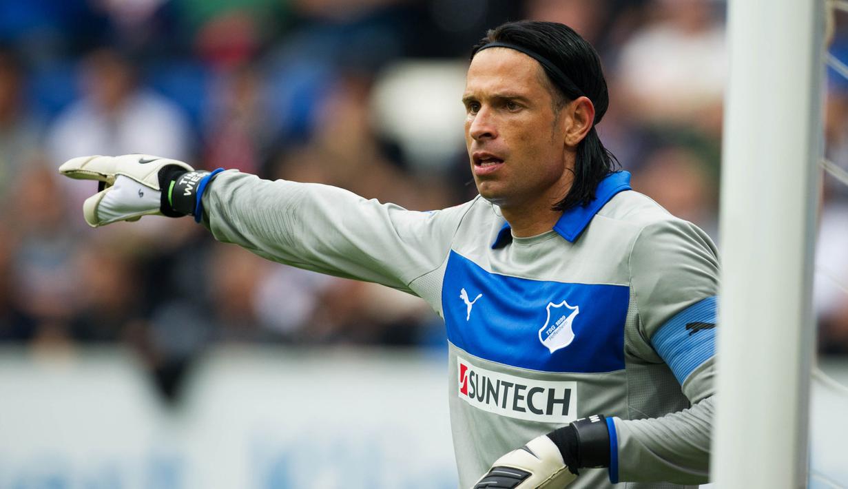2. Tim Wiese - Kiper yang pernah membela timnas Jerman tersebut pensiun di usia matang dan memutuskan untuk menjadi pegulat profesional. The Machine adalah nama panggungnya. (AFP/Uwe Anspach)