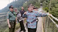 Plt Bupati Probolinggo. Timbul Prihanjoko meninjau langsung Jembatan Gantung Situ Gunung di Kawasan Taman Nasonal Gunung Gede Pangrango (Istimewa)