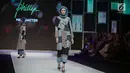 Model mengenakan busana rancangan desainer Phillip saat tampil dalam Muslim Fashion Festival 2018 di Jakarta, Jumat (20/4). Phillip menampilkan rancanganya dengan tema 'Mind Matter'. (Liputan6.com/Faizal Fanani)
