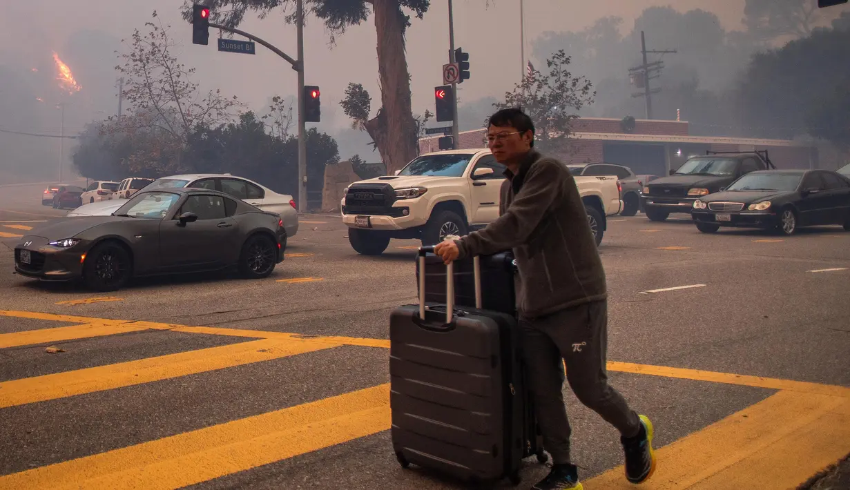 Api yang bergerak cepat juga mengancam kawasan permukiman setempat di California Selatan. (Apu Gomes/Getty Images North America/Getty Images via AFP)