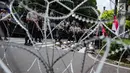 Helm dan tameng aparat kepolisian di area gedung KPU Jakarta, Jumat (1/3). Sebanyak 4.039 personel gabungan TNI, polisi dan Pemprov DKI disiagakan dalam mengamankan aksi massa Forum Umat Islam (FUI) dan Gerakan Jaga Indonesia. (Liputan6.com/Faizal Fanani)