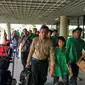 Para TKI korban selamat kapal tenggelam di perairan Batam dipulangkan. (Liputan6.com/Ajang Nurdin)