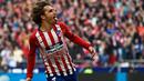 Striker Atletico Madrid, Antoine Griezmann berselebrasi usai mencetak gol ke gawang Real Madrid pada pertandingan lanjutan La Liga Spanyol di stadion Wanda Metropolitano (9/2). Real Madrid menang 3-1 atas Atletico. (AFP Photo/Pierre-Philippe Marcou)